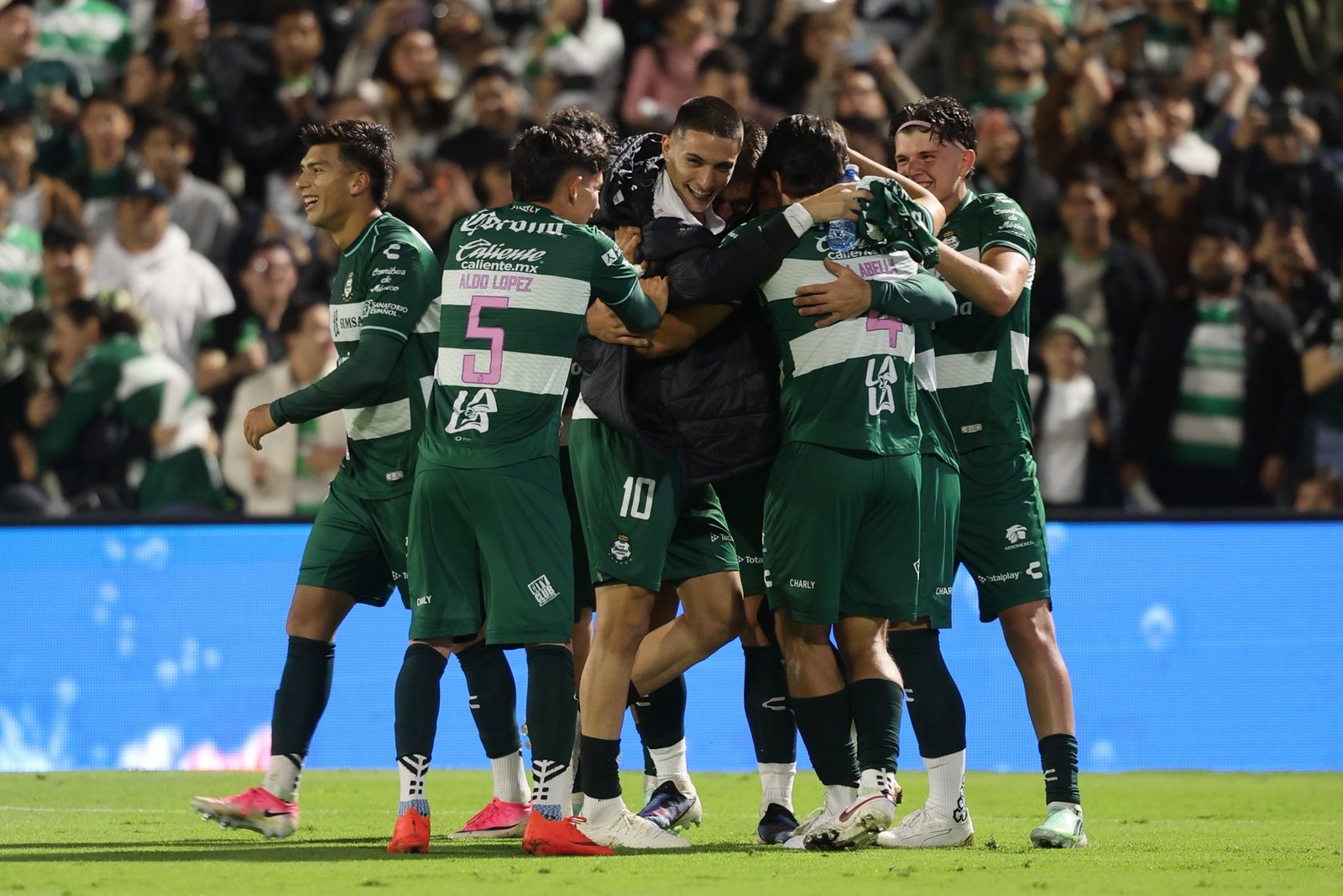 SANTOS DERROTA A QUERETARO Y SUMA SU QUINTA VICTORIA CONSECUTIVA. RESUMEN, GOLES Y RESULTADO